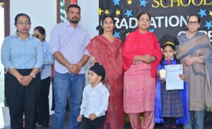 दी रॉयल ग्लोबल के होनहार बच्चों को सम्मानित करते विशेष मेहमान